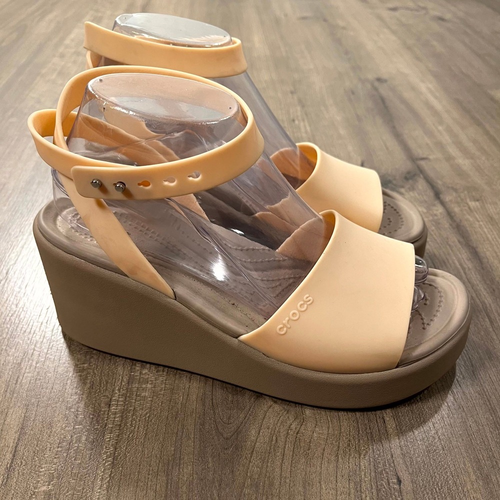 Crocs Sandals Brooklyn Low Wedge Peach Beige LiteRide Comfort Womens Size 8